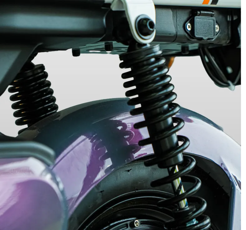 O sistema de suspensão traseira dupla absorve melhor os impactos dos buracos e irregularidades da rua, deixando seus trajetos muito mais suaves. Mais estabilidade para a scooter e mais conforto para você e seu carona.