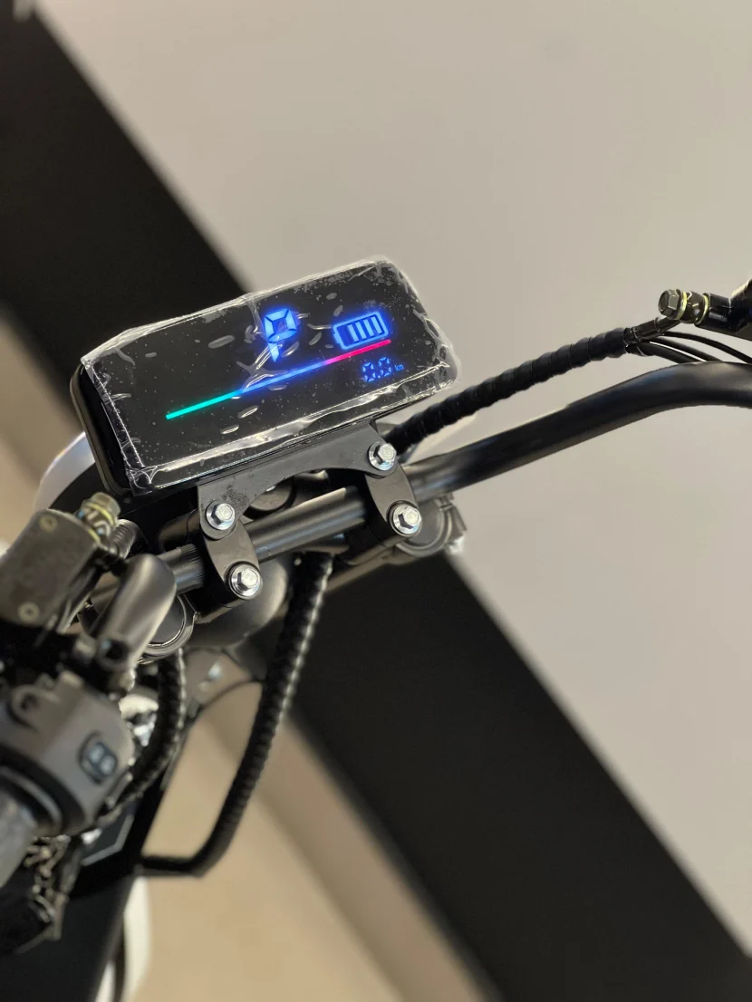 Display nítido com velocidade, nível de bateria e indicadores de sistema. Leitura rápida sob sol ou à noite para pilotar com segurança.