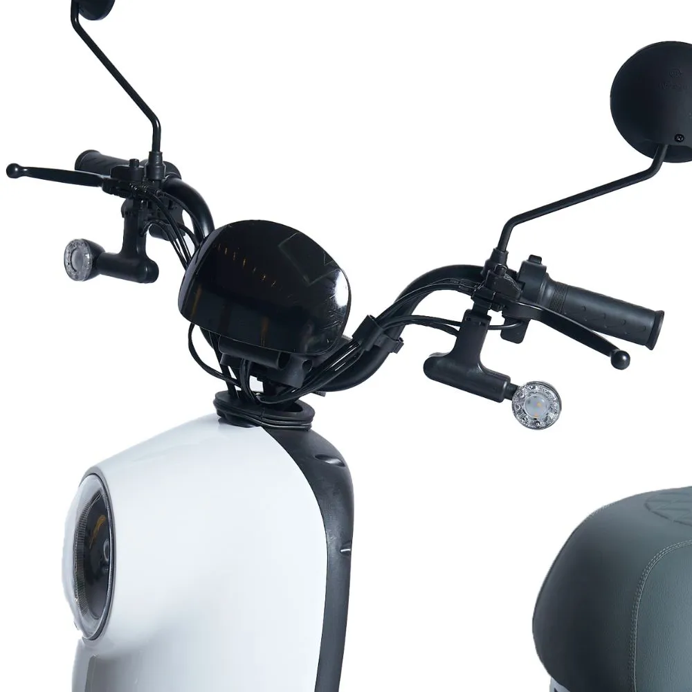 Guidão ergonômico com aceleração no punho, comutadores de setas e farol. A iluminação dianteira amplia o campo de visão para pilotar com segurança à noite.