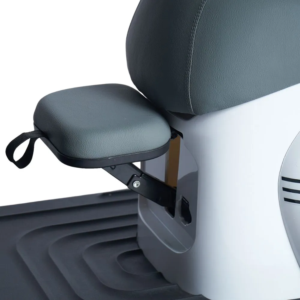 O assento/apoio auxiliar rebatível amplia o conforto e facilita o embarque. Acolchoado, com alça de acionamento, ele se dobra quando não está em uso para liberar espaço no piso.