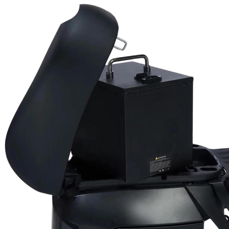 A bateria de lítio 60V 20Ah sai pelo banco com alça reforçada. É só retirar e recarregar em tomada comum bivolt — simples e seguro.